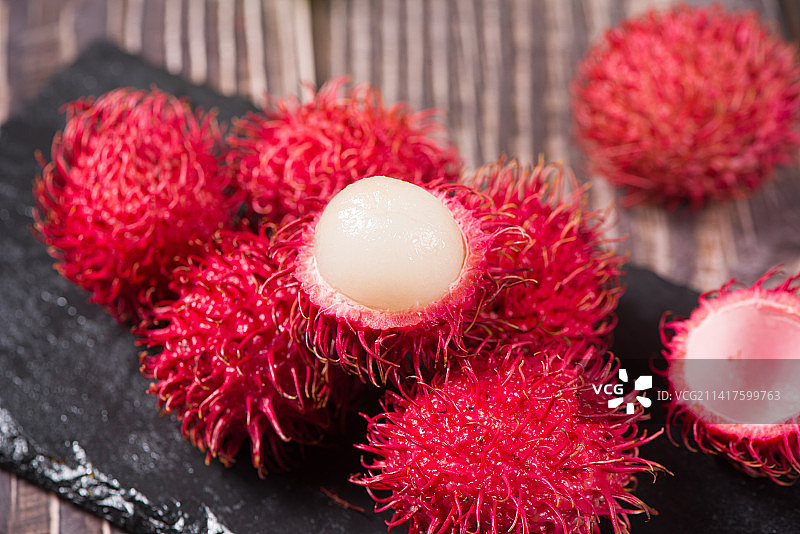 桌上剥开的新鲜红毛丹图片素材