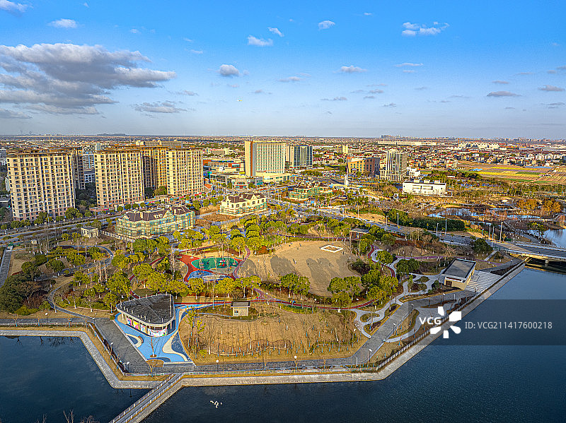 临港滨河文化公园 临港新片区 泥城社区公园 景观绿地 滨水步道 湿地木栈道 小泐港图片素材