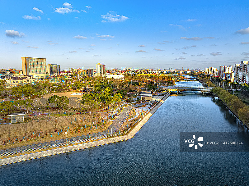临港滨河文化公园 临港新片区 泥城社区公园 景观绿地 滨水步道 湿地木栈道 小泐港图片素材