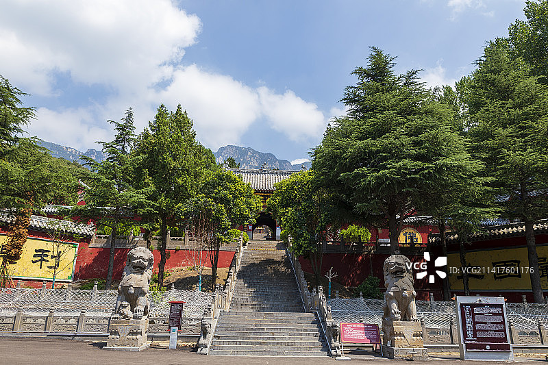 河南省郑州登封大法王寺夏天户外风光图片素材