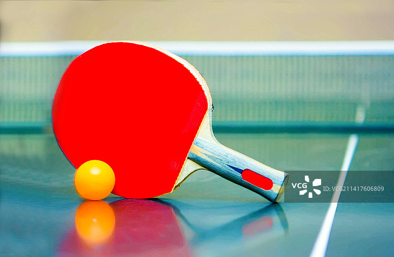 乒乓球桌上球拍和球的特写镜头图片素材