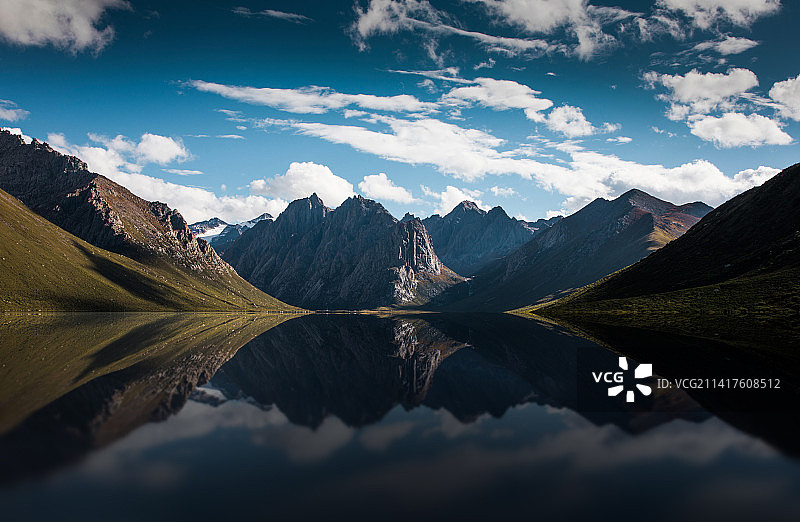 山脉与湖泊图片素材