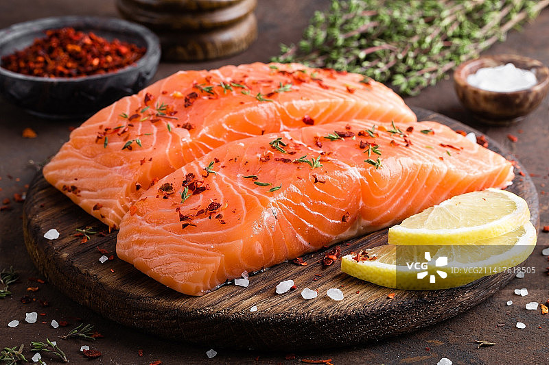 印度尼西亚砧板上的三文鱼片高角度视图图片素材