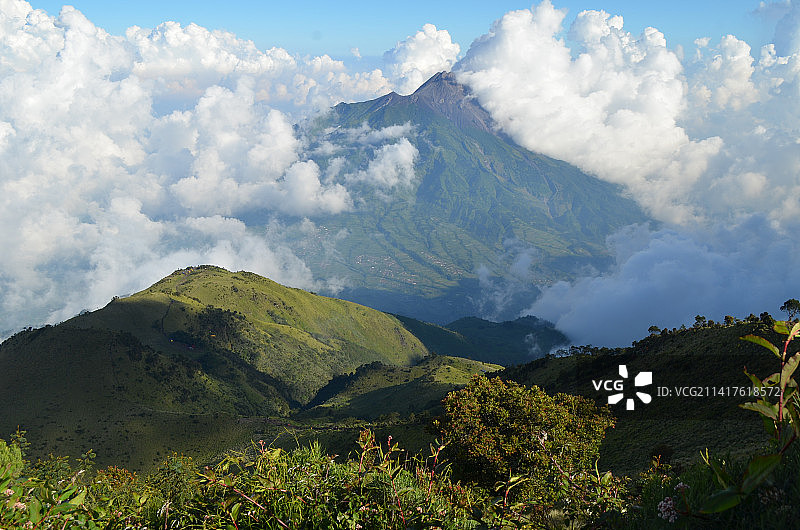 云雾缭绕的默拉皮火山顶，印度尼西亚中爪哇省图片素材