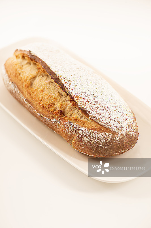 澳大利亚昆士兰州布里斯班白色背景下盘子里面包的高角度视图图片素材