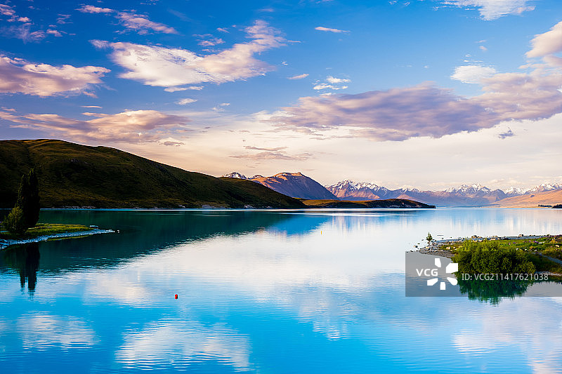 天空下的湖泊美景，新西兰蒂卡普湖图片素材