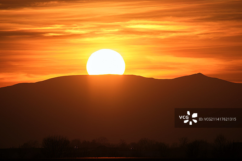 美国的橙色天空下的山脉剪影美景图片素材