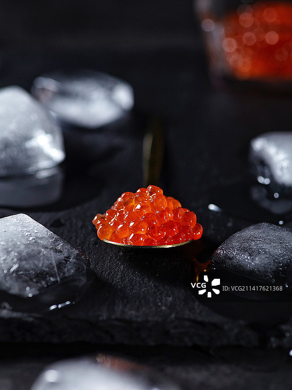带有鲑鱼红色鱼子酱的勺子图片素材