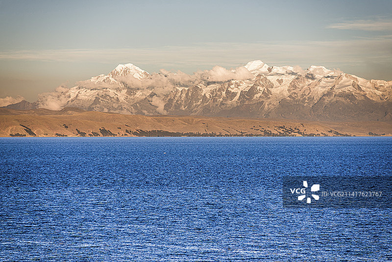 从美国看到的安第斯山脉科迪勒拉雷阿尔山脉和的的喀喀湖的日落图片素材