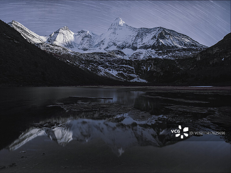 央迈勇星轨图片素材