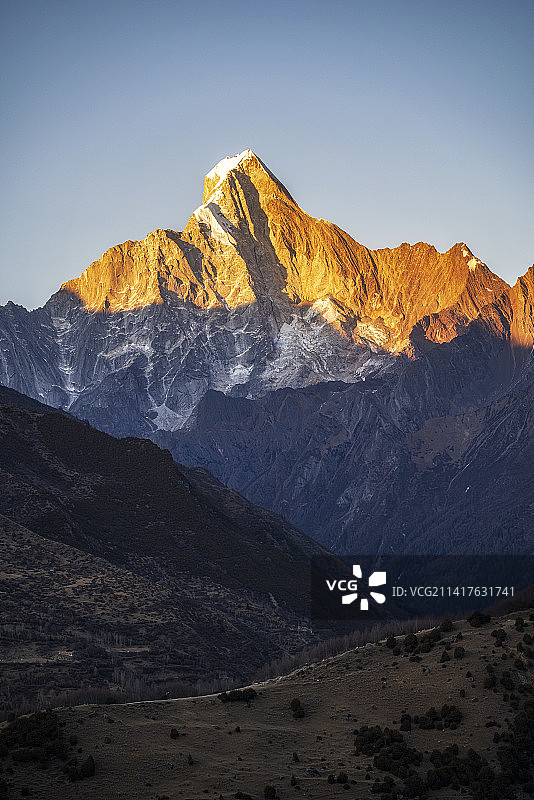 幺妹峰日照金山的金调阶段图片素材
