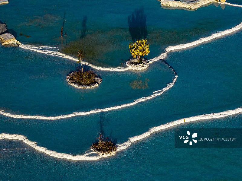 香格里拉白水台钙化池图片素材