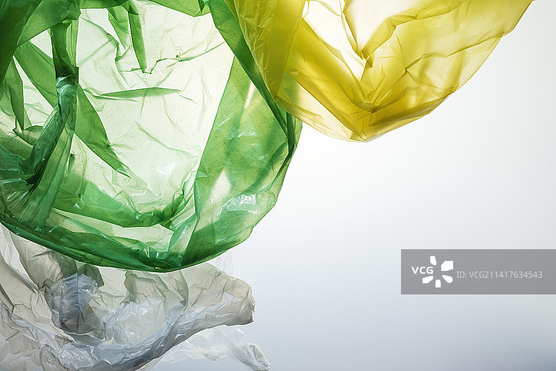 罗马尼亚白色背景上揉皱的塑料袋特写图片素材