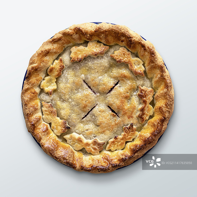 感恩节甜点：新鲜出炉的樱桃派图片素材