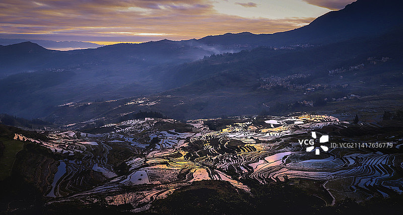 逶迤的云南哈尼梯田图片素材