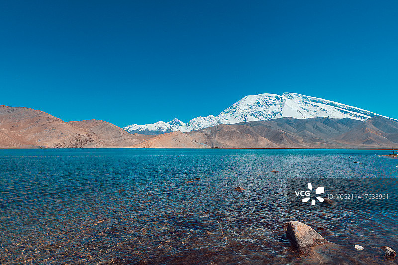 南疆慕士塔格峰和喀拉库勒湖的自然风景图片素材