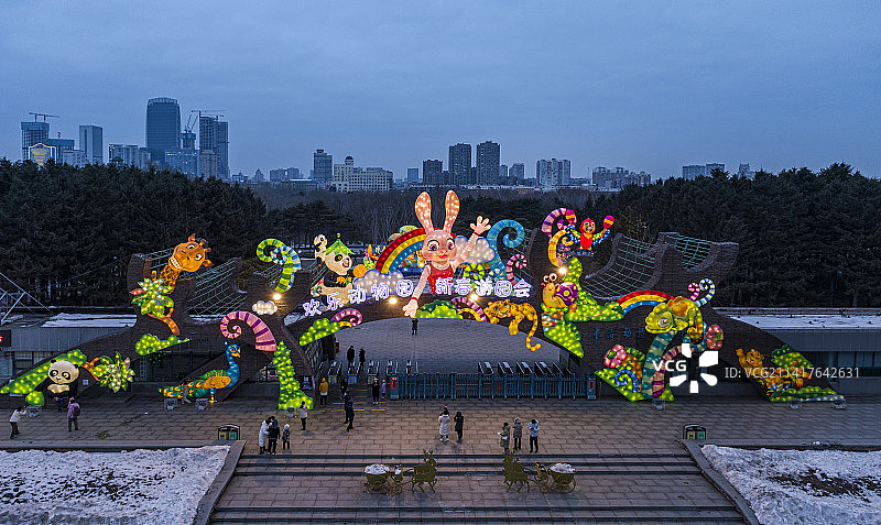 2023年1月11日，长春动植物园内，“欢乐动物园 疯狂动物奇妙夜”主题灯会开幕图片素材