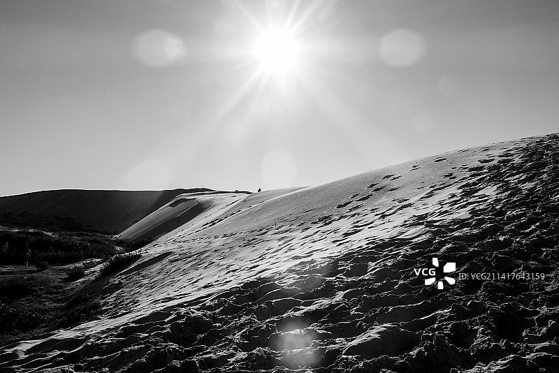 阳光明媚，法国拉特朗布拉德雪山风光图片素材