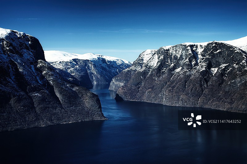 挪威奥兰峡湾的雪山美景图片素材