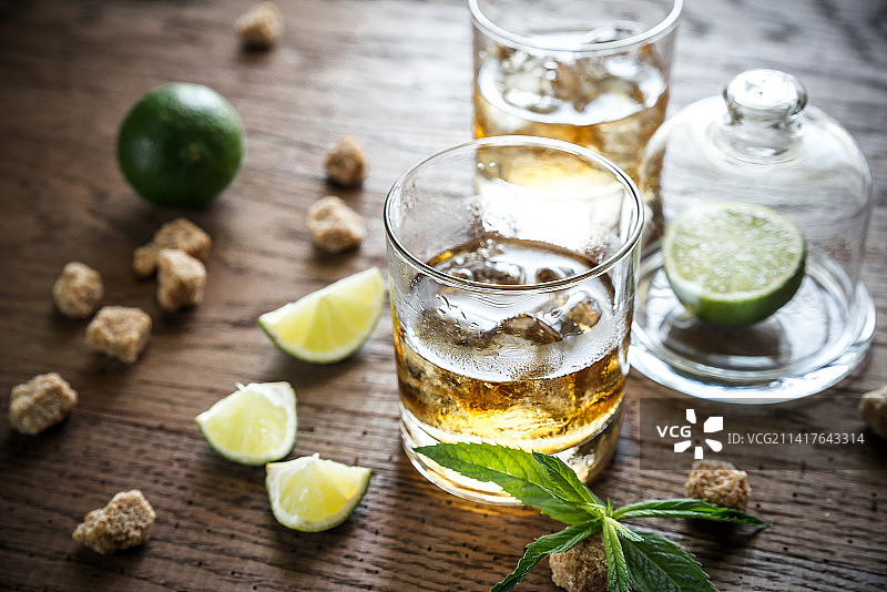 木质背景上的一杯朗姆酒，罗马尼亚图片素材