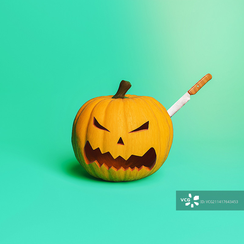 插着刀的万圣节南瓜，罗马尼亚图片素材