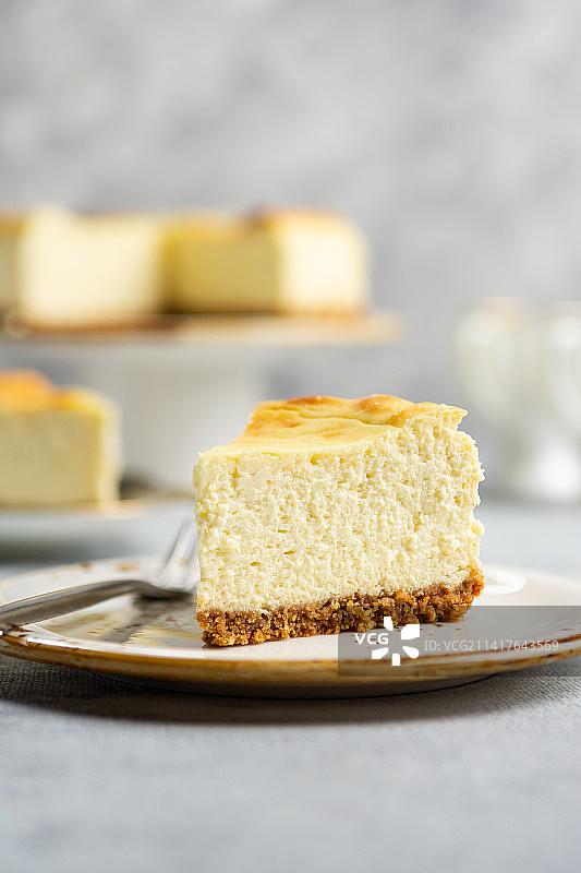 香草乡村芝士蛋糕切块，搭配奶油酥饼图片素材