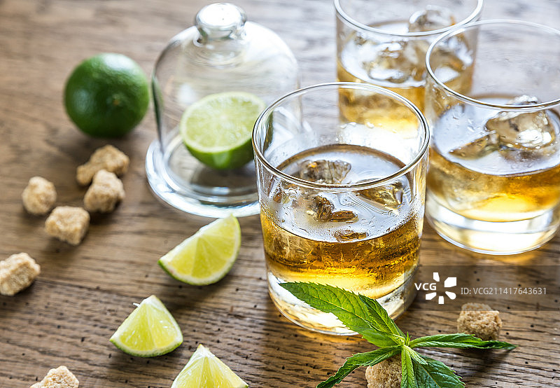 木质背景上的一杯朗姆酒，罗马尼亚图片素材