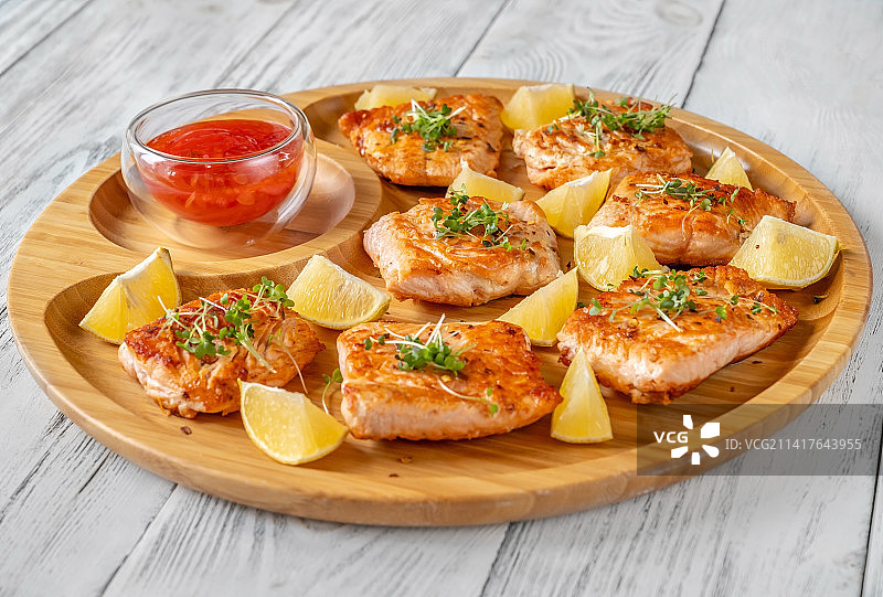 罗马尼亚餐桌上的盘中美食俯视图图片素材