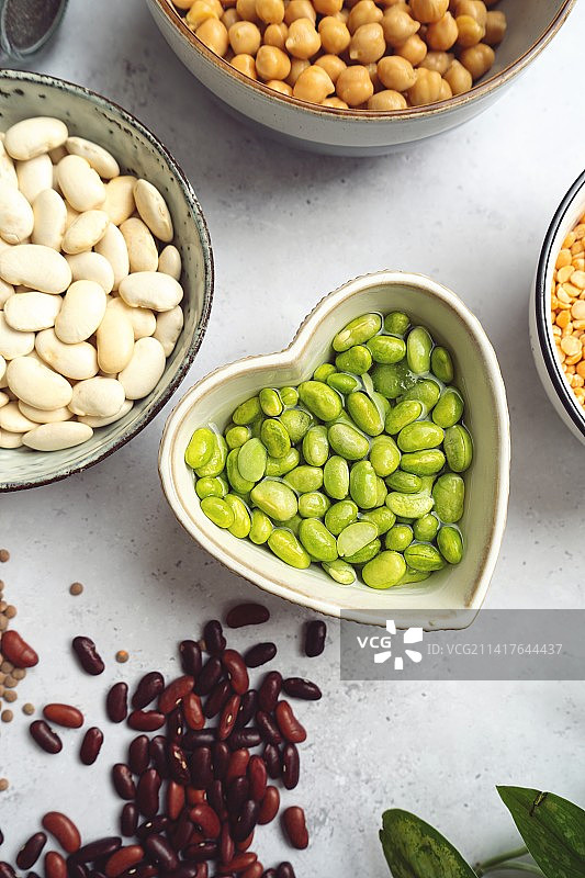 英国伦敦桌子上各种豆类的高角度视图图片素材