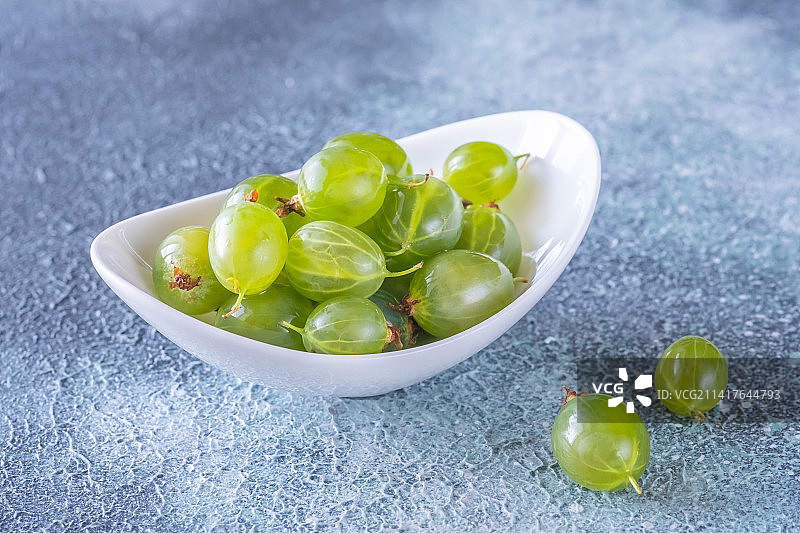 高角度拍摄：罗马尼亚桌子上碗里的橄榄图片素材