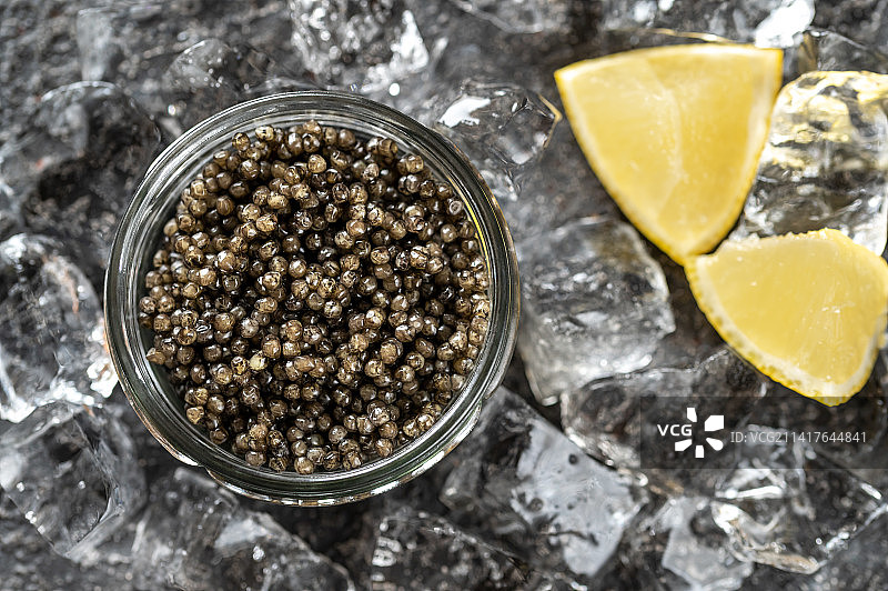 罗马尼亚餐桌上罐子里的香料高角度视图图片素材