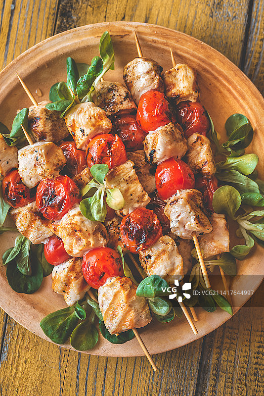 盘中的烤鸡肉串，罗马尼亚图片素材