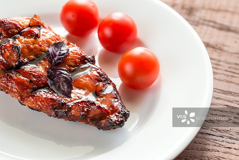 烤鸡排配罗马尼亚樱桃番茄图片素材