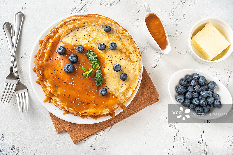 自制可丽饼，配焦糖和新鲜蓝莓（罗马尼亚）图片素材