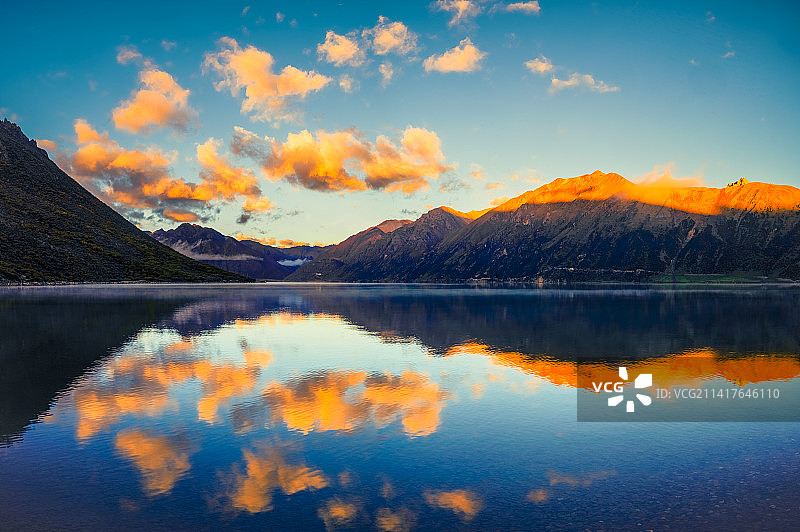 阿扎湖晨影（西藏那曲，嘉黎县）图片素材