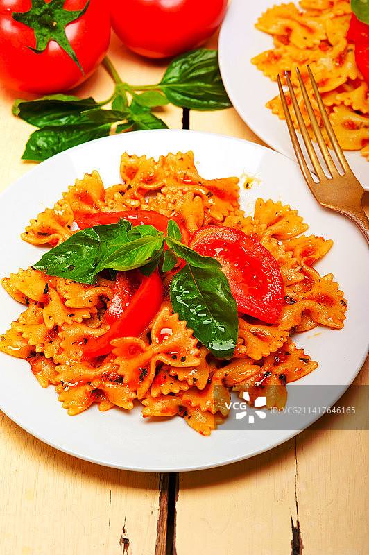 意大利蝴蝶面和番茄酱图片素材