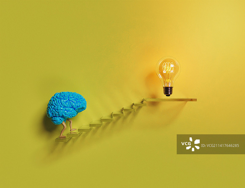 大脑攀登通往灯泡的阶梯图片素材