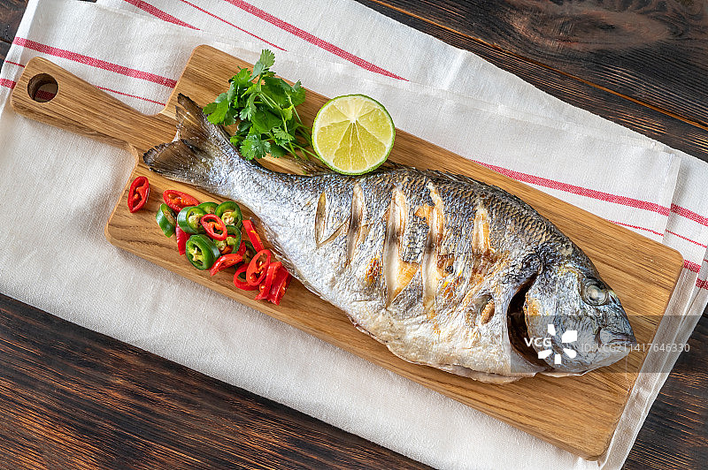 木板上的烤鱼，罗马尼亚图片素材