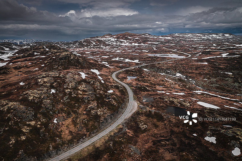 挪威哈当厄尔高原国家公园的孤独之路，哈当厄尔高原，乌伦斯vang图片素材