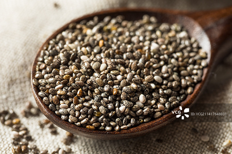 碗中黑胡椒粒特写图片素材