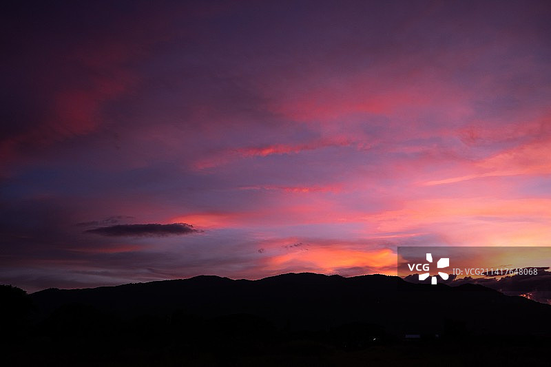 美国壮丽天空下的山脉剪影美景图片素材