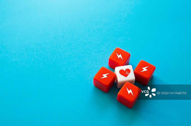 蓝色背景上的红色骰子特写，乌克兰图片素材