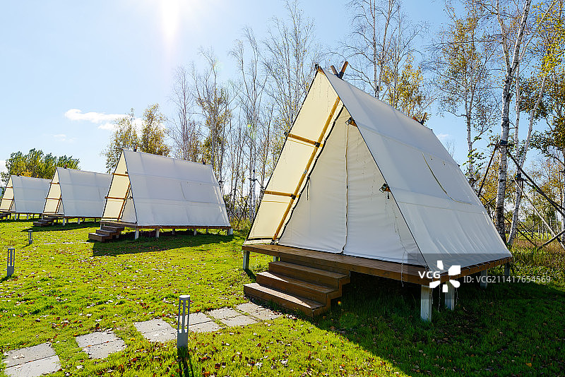 晴朗天气阳光下草地上露营帐篷图片素材
