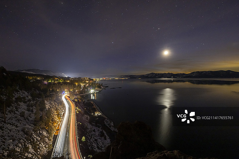 夜间城市灯光璀璨的景色，位于美国加利福尼亚州太浩市图片素材