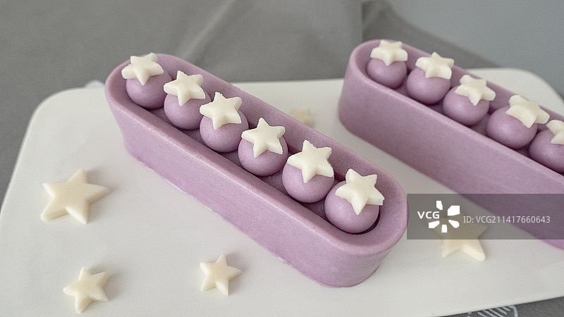 白巧克力夹心紫薯慕斯图片素材