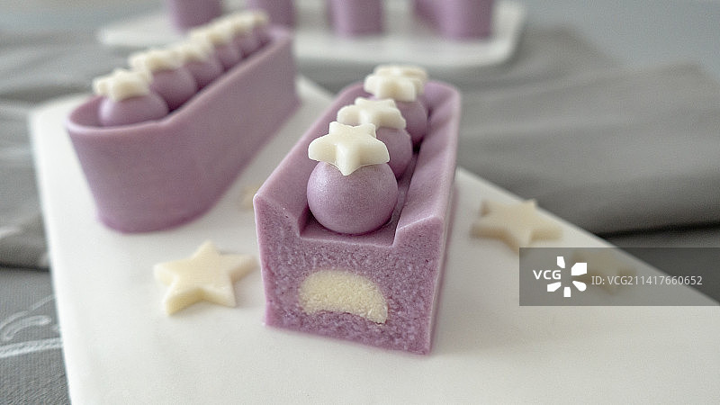 白巧克力夹心紫薯慕斯图片素材