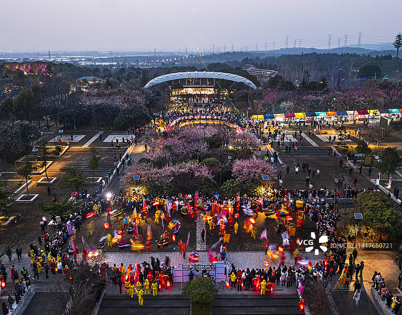 热闹的梅花节图片素材