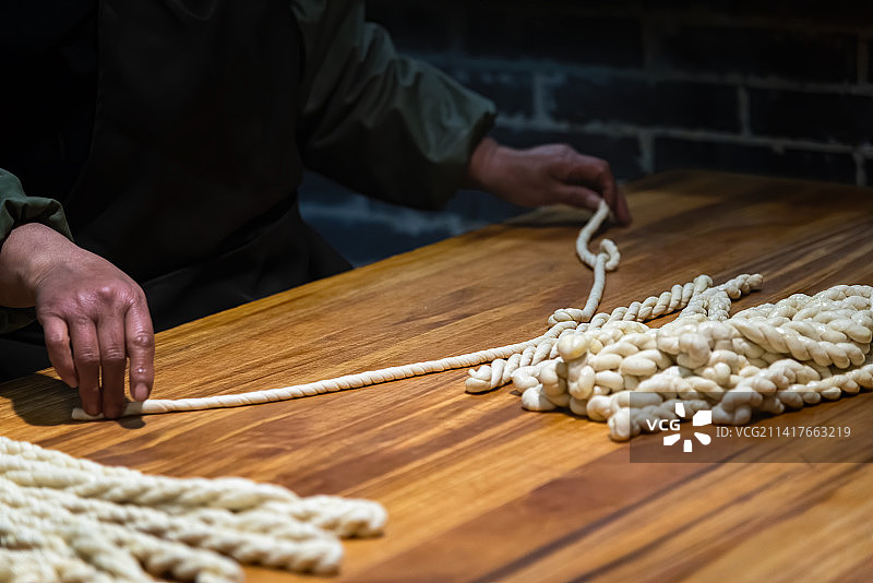 陕西省西安市永兴坊小吃油炸麻花制作过程图片素材