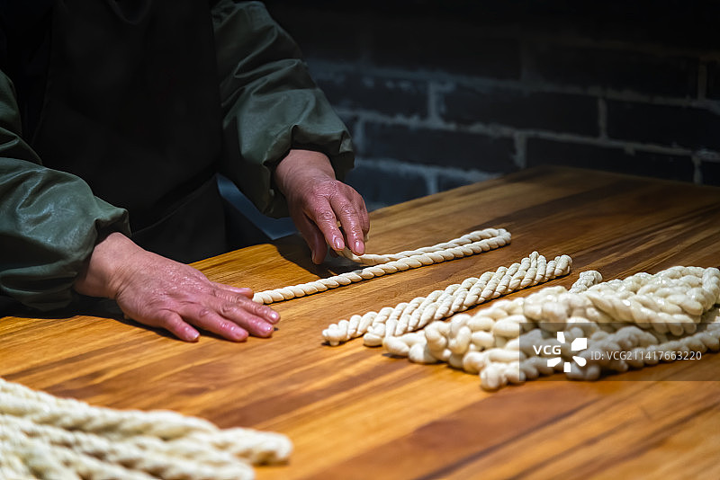 陕西省西安市永兴坊小吃油炸麻花制作过程图片素材