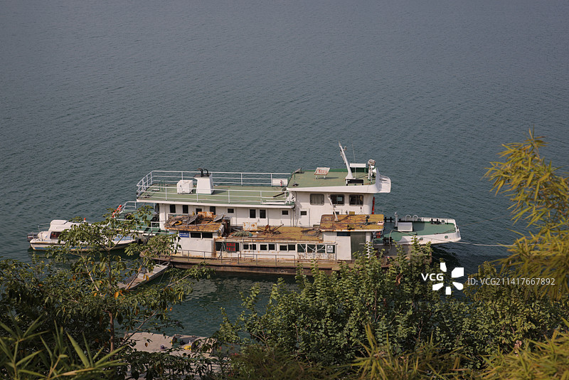 停泊在港口的船只的高角度视图-柳江游船图片素材